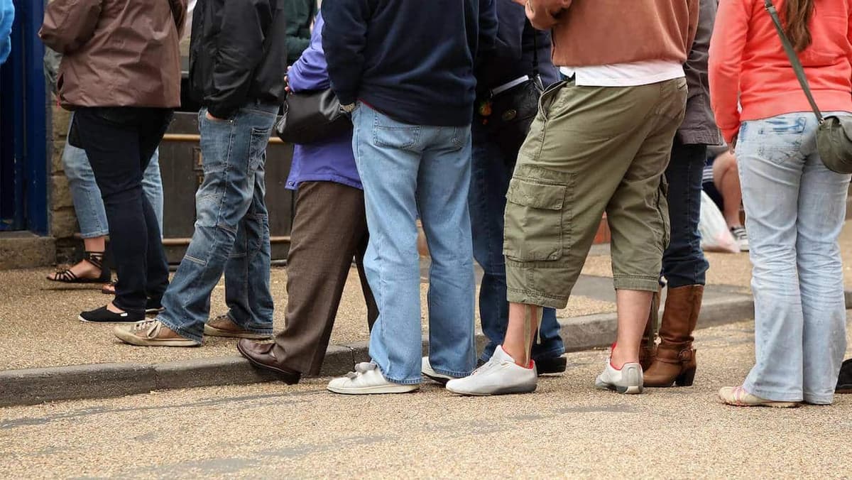 des personnes dans une file d'attente