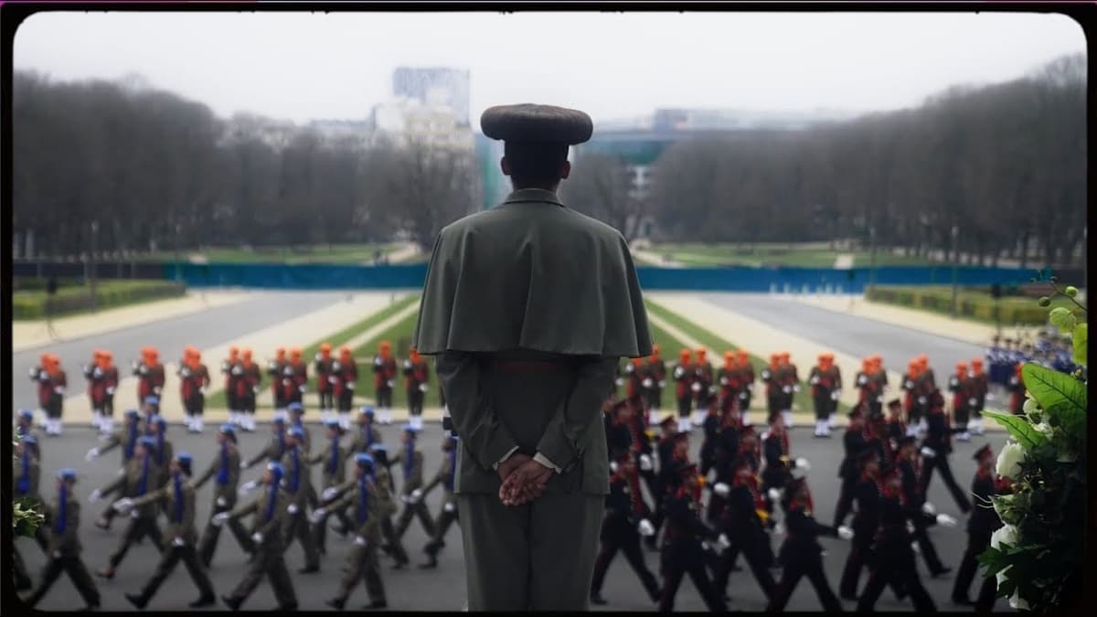 Stromae en coulisses du tournage du clip "Fils de joie" avec une ambiance créative.