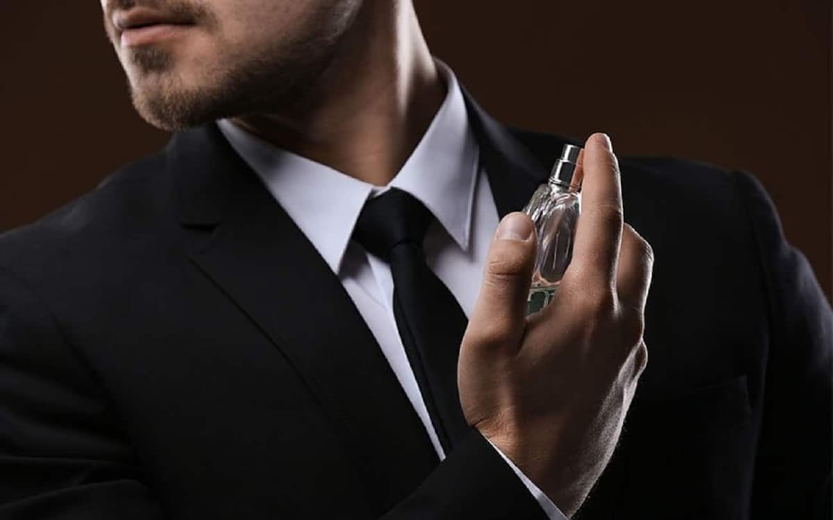 un homme en train de se parfumer