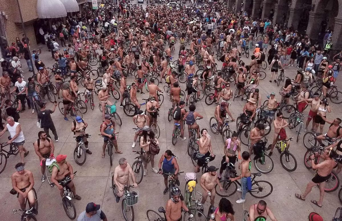 La Naked Bike Ride est une protestation contre la dépendance mondiale au pétrole, la réduction de la culture automobile et l'obtention de droits pour les cyclistes