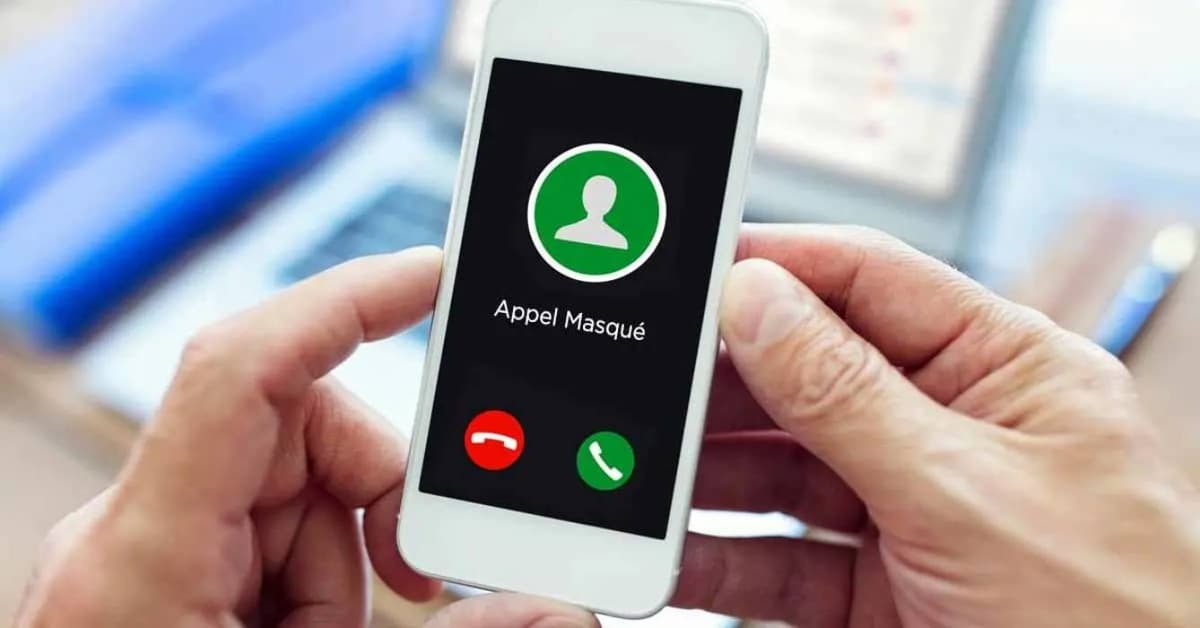 un teléphone en main avec l'icône d'appel entrant masqué