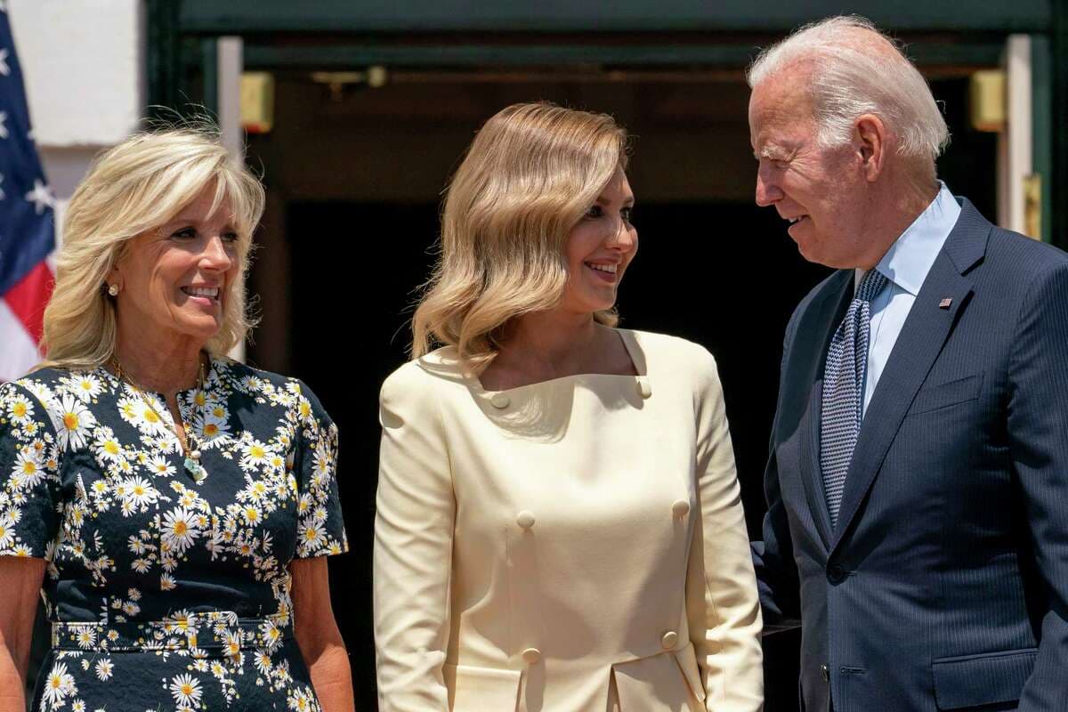 Le président Joe Biden et la première dame Jill Biden saluent Olena Zelenska,