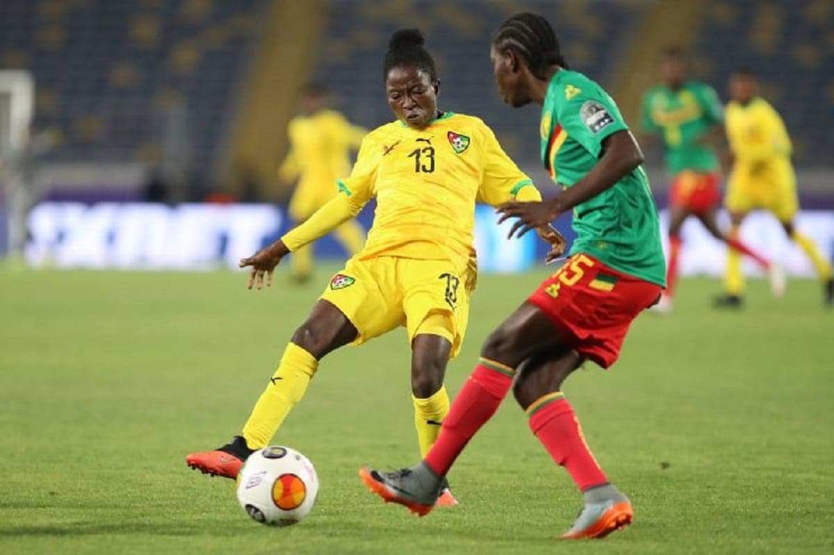Des joueuses du Cameroun et du Togo lors de la CAN Féminine 2022