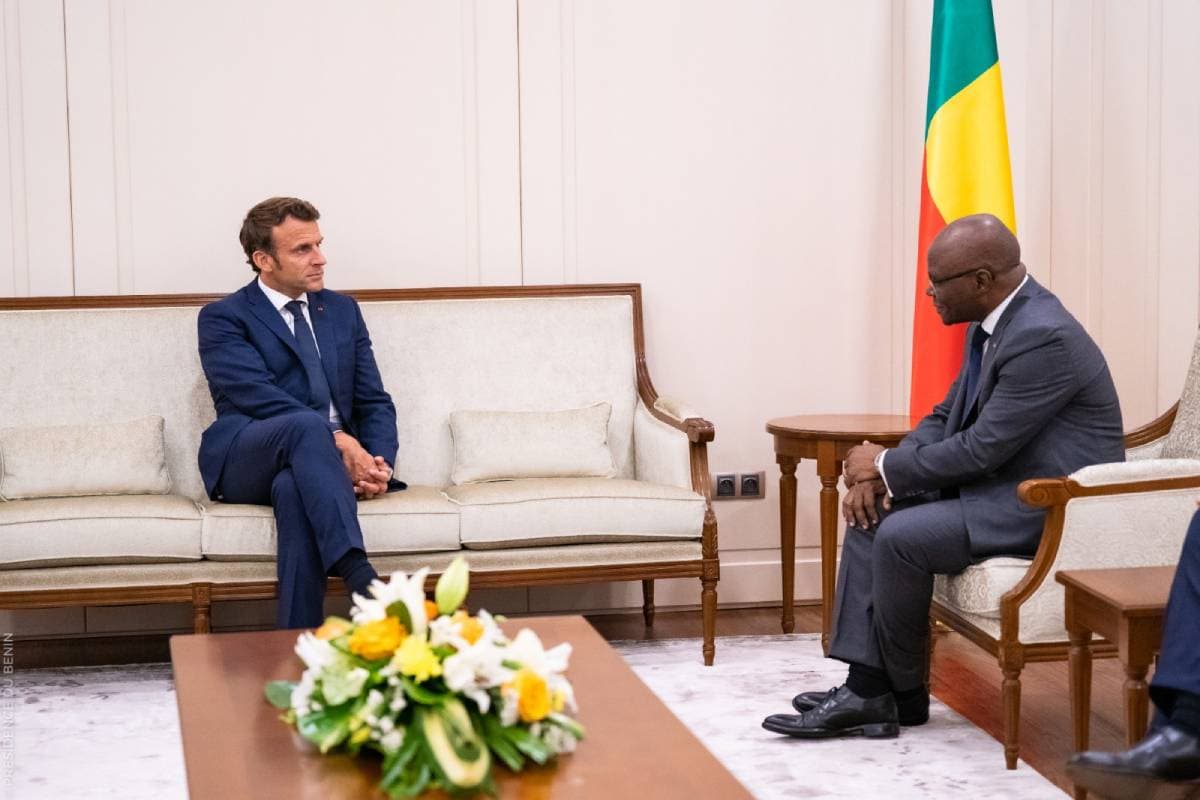 Echanges entre le président Emmanuel Macron et le ministre Aurélien Agbénonci Ã  Cotonou