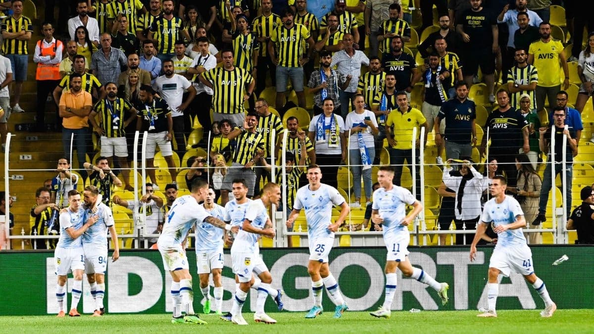 Des supporter de Fenerbahce entonnent un chant pro-poutine, apres un but du Dynamo Kiev lors du 2è tour préliminaire de la Ligue des Champions