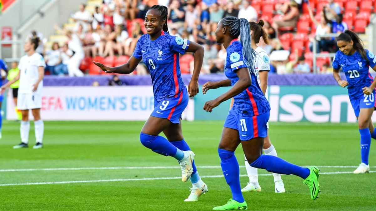 L'équipe féminine de la France qui célèbre un but contre l'Italie lors de l'Euro 2022