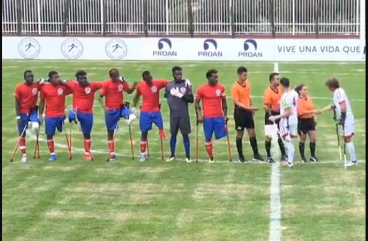 La sélection haitienne de football des amputés lors d'une rencontre officielle
