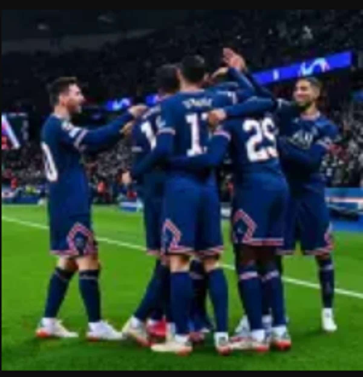 Des joueurs du PSG célèbrent leur but