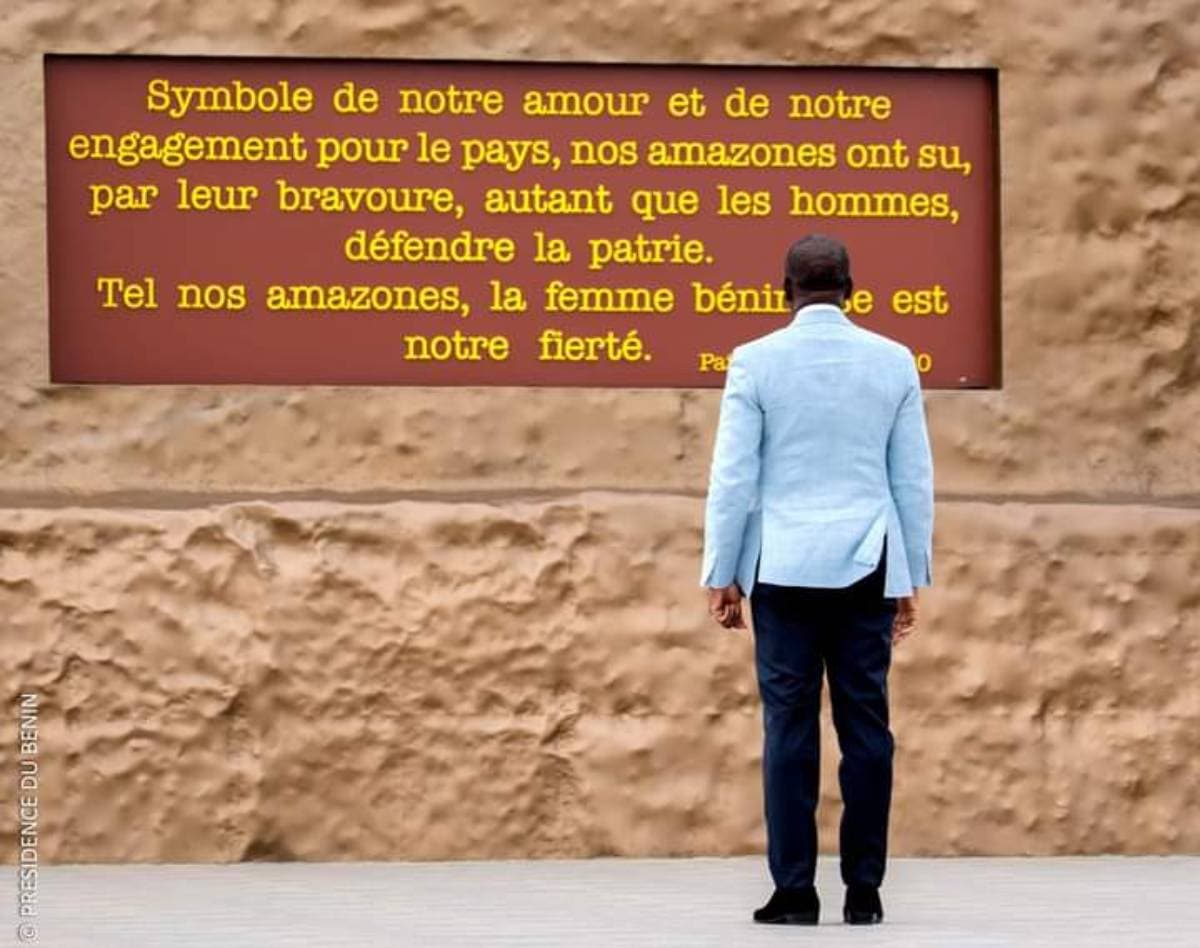 Patrice Talon devant la statue l'Amazone avec en gros plan l'épigraphe