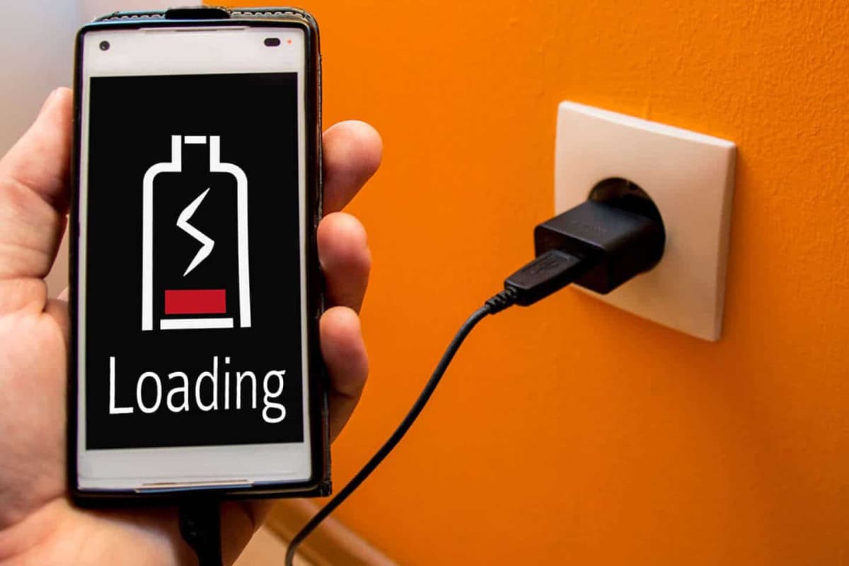 un téléphone en charge