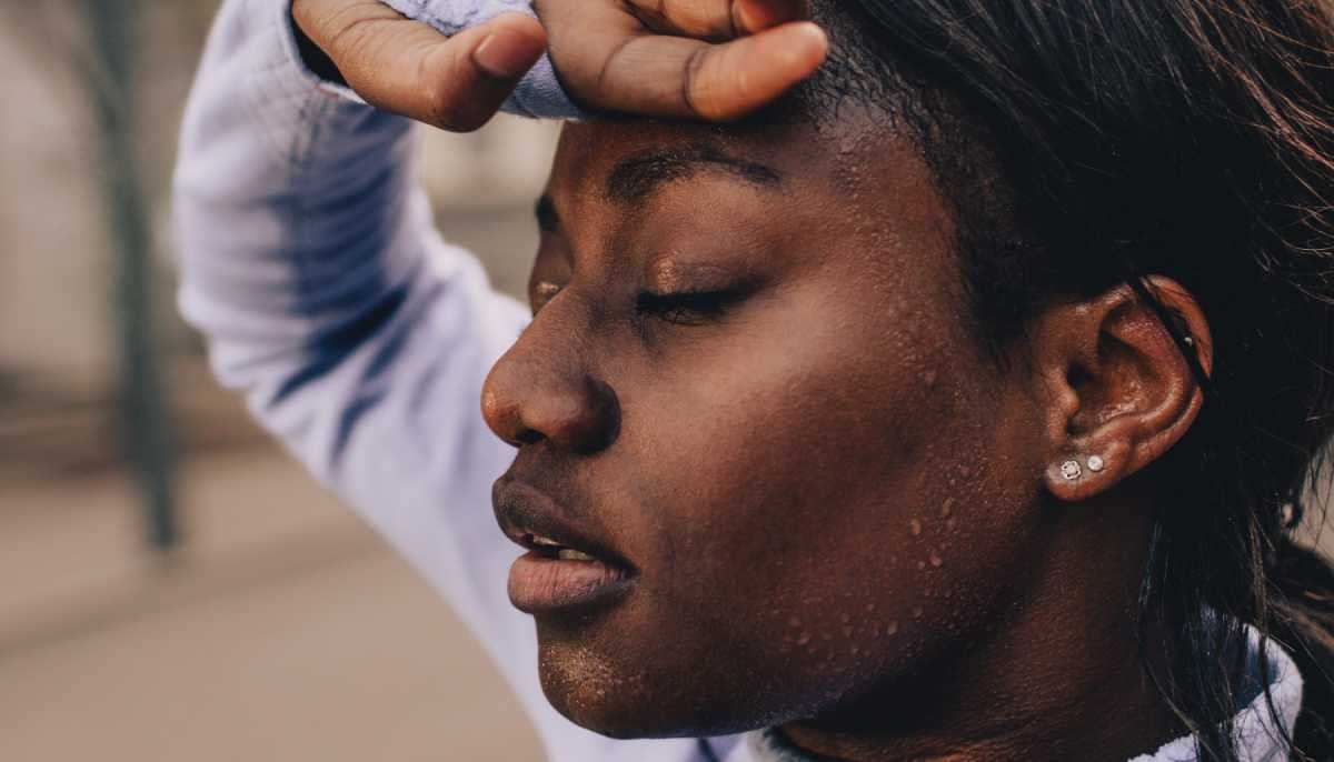 une femme transpirant