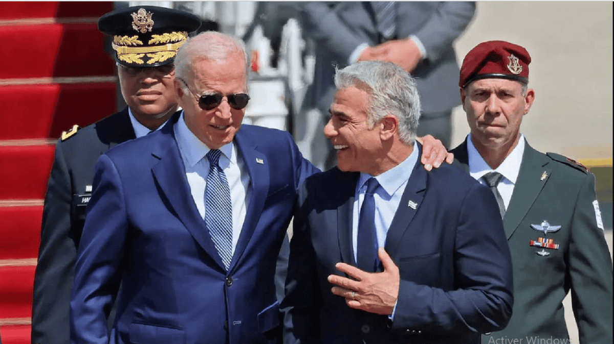 Le président américain Joe Biden accueilli par le Premier ministre israélien YaÃ¯r Lapid, Ã  son arrivée Ã  l’aéroport Ben Gouriou Ã  Lod, près de Tel Aviv, le 13 juillet 2022. | JACK GUEZ / AFP