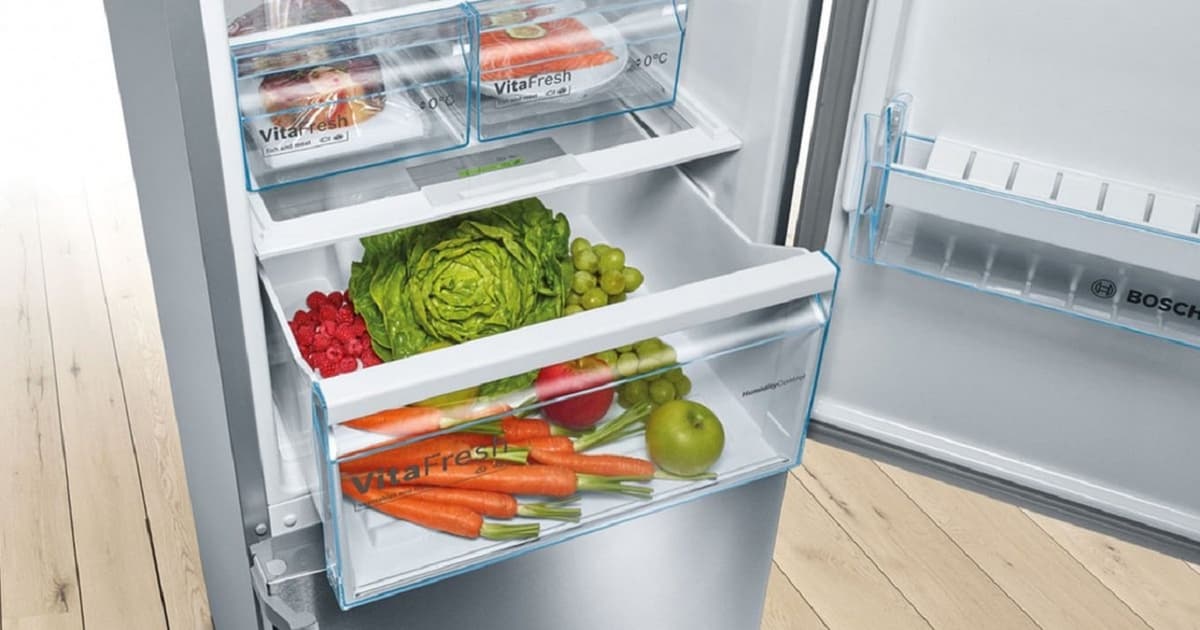 Congélateur avec des aliments congelés et un éclairage intérieur, montrant un désordre.