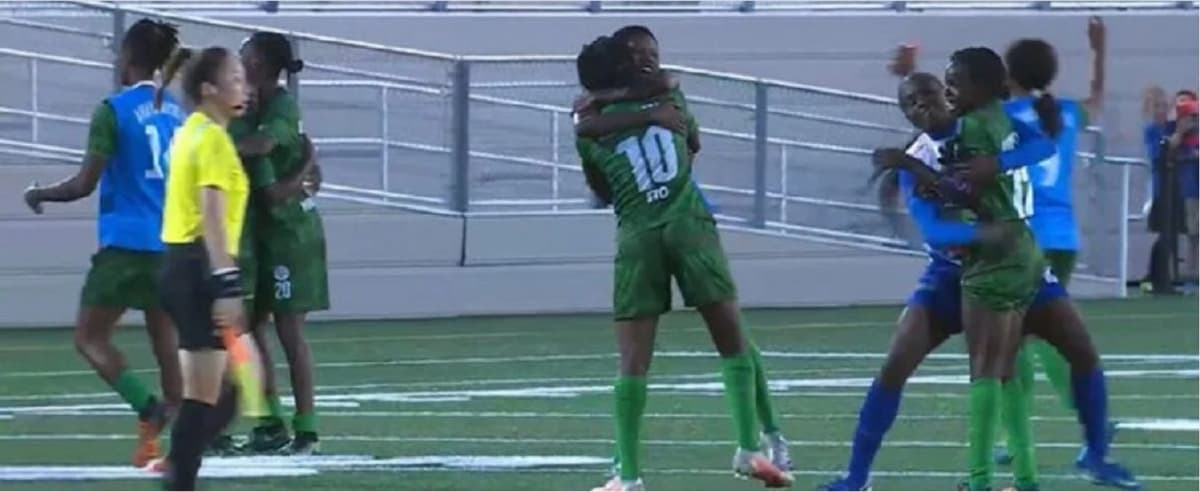 Des joueuses camerounaises célèbrent leur victoire lors de la coupe du monde militaire de football féminin