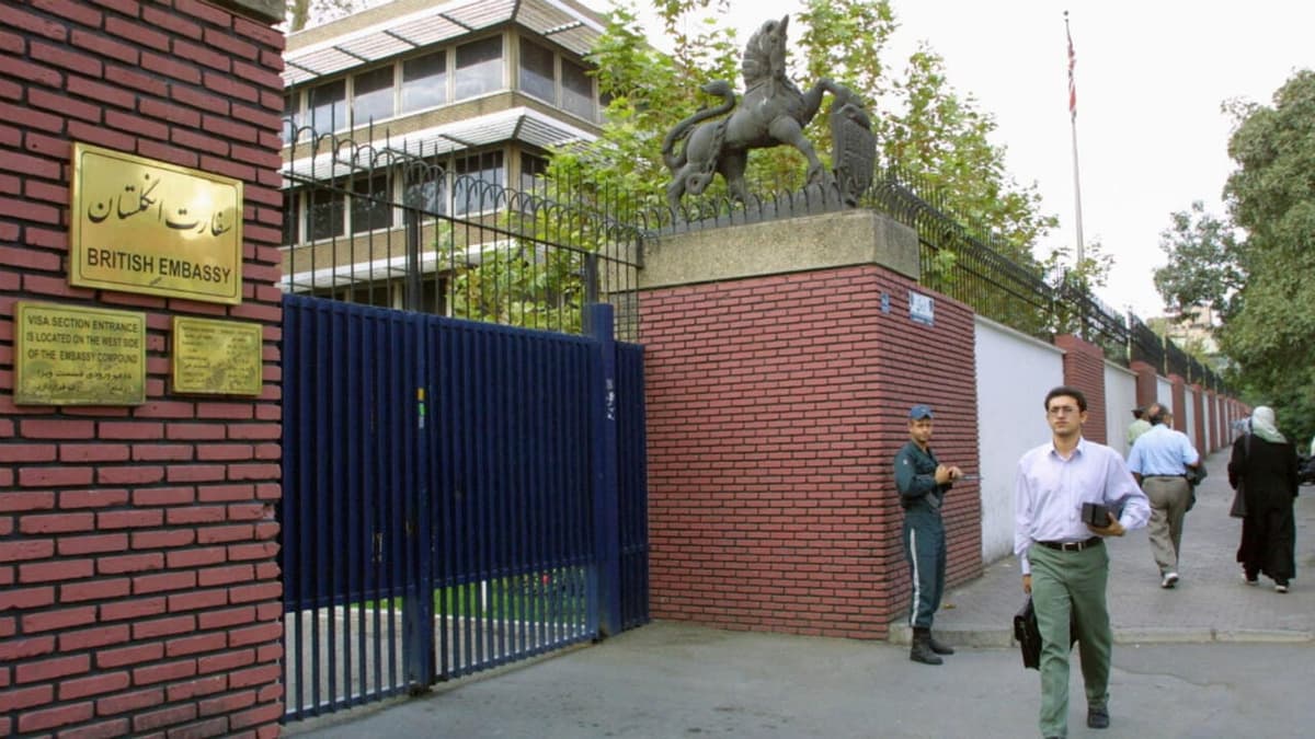 Façade de l'ambassade britannique Ã  Téhéran, photographiée en 2001. Behrouz Mehri, AFP