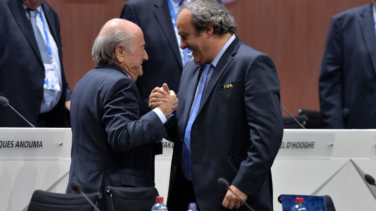 Joseph Blatter (Ã  gauche) et Michel Platini, lors du 65e Congrès de la Fifa Ã  Zurich (Suisse), le 29 mai 2015. (MELANIE DUCHENE / AFP)