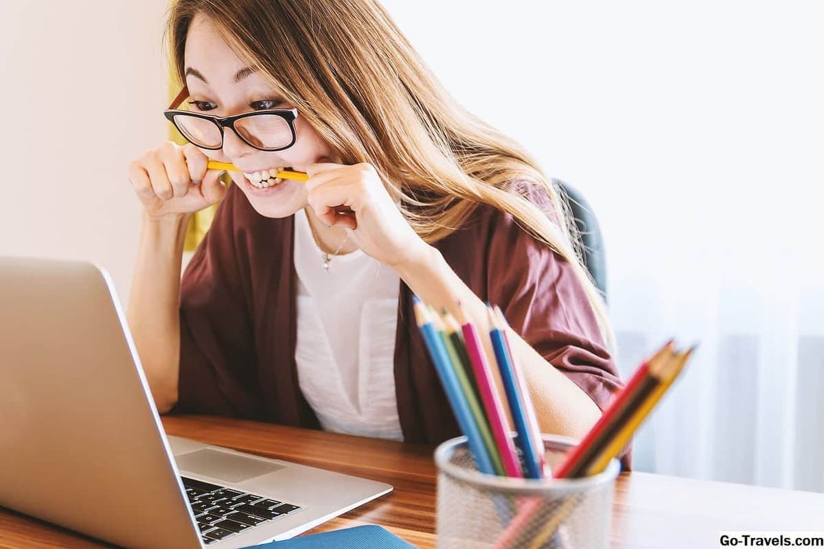une jeune dame devant un ordinateur