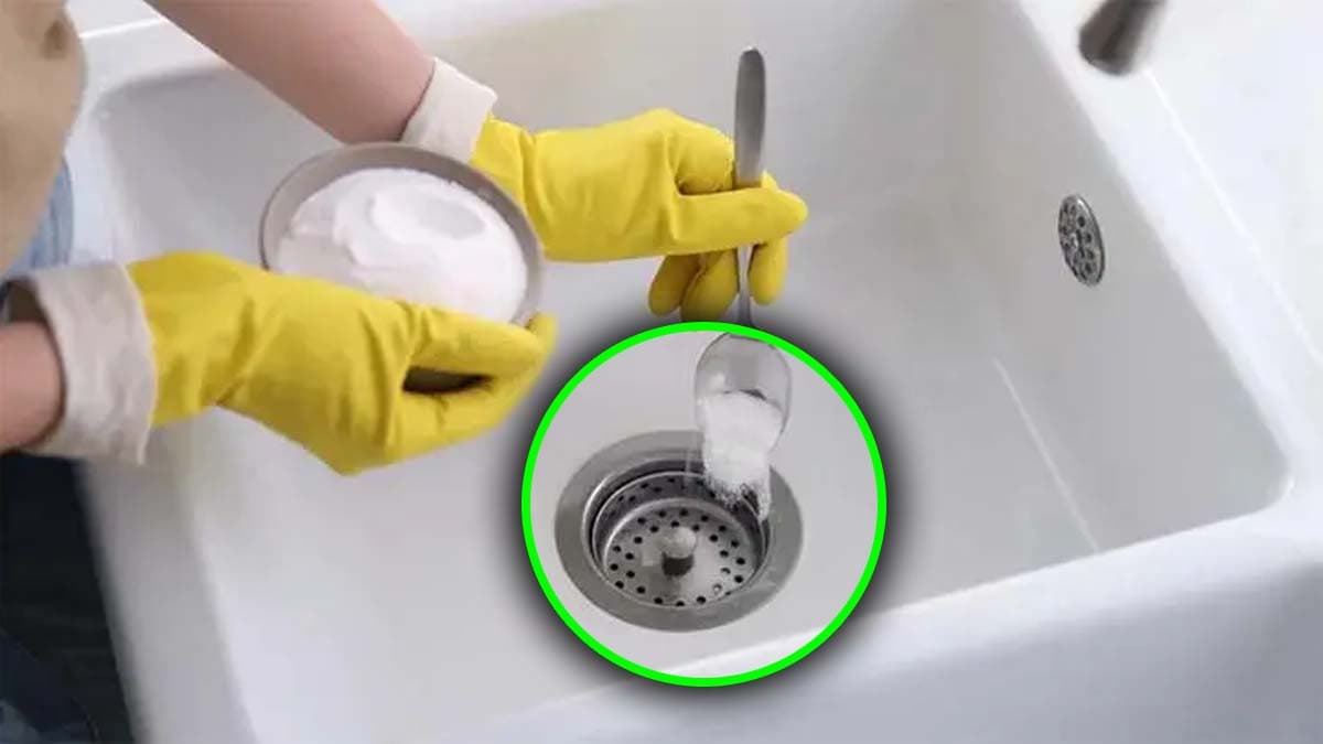 une main en train de verser du sel dans l'évier