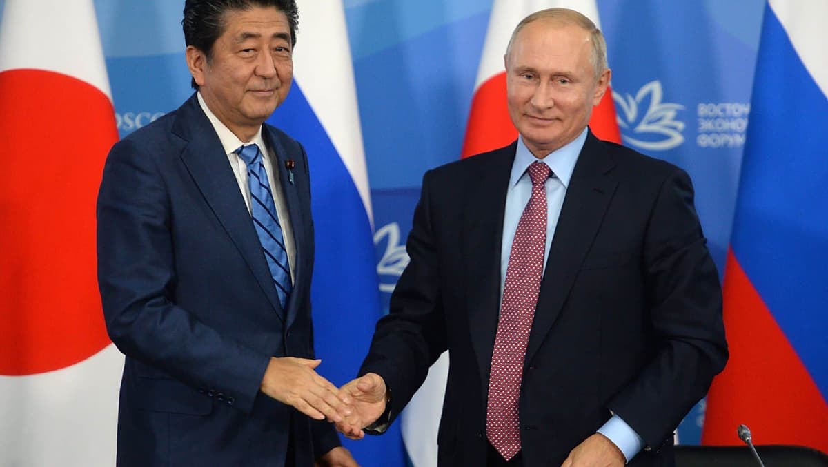L'ancien Premier Ministre japonais Shinzo Abe et le président russe Vladimir Poutine lors d'un tête-Ã -tête