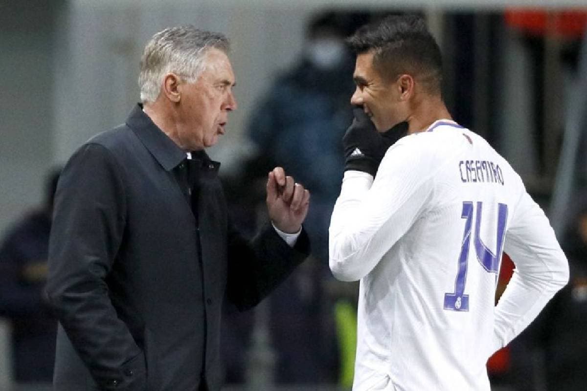 Carlo Ancelotti qui discute avec Casemiro