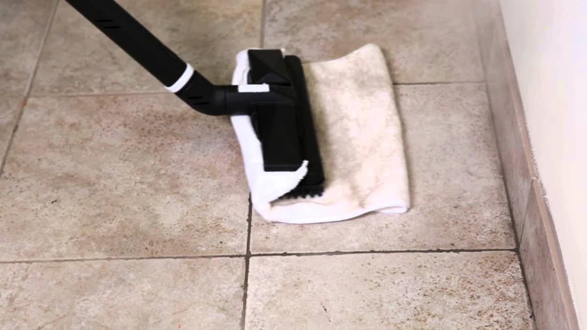 une serpillère sur un sol carrelé