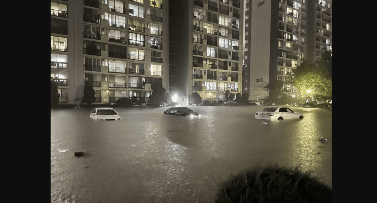 Des véhicules partiellement submergés dans un parking inondé, près de Séoul, (Corée du Sud). [Yonhap via Reuters]