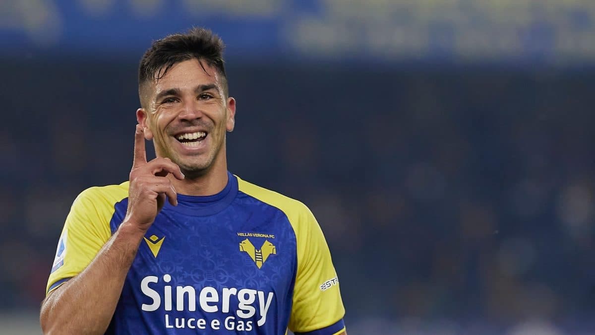 Giovanni Simeone avec le maillot du Hellas Vérone