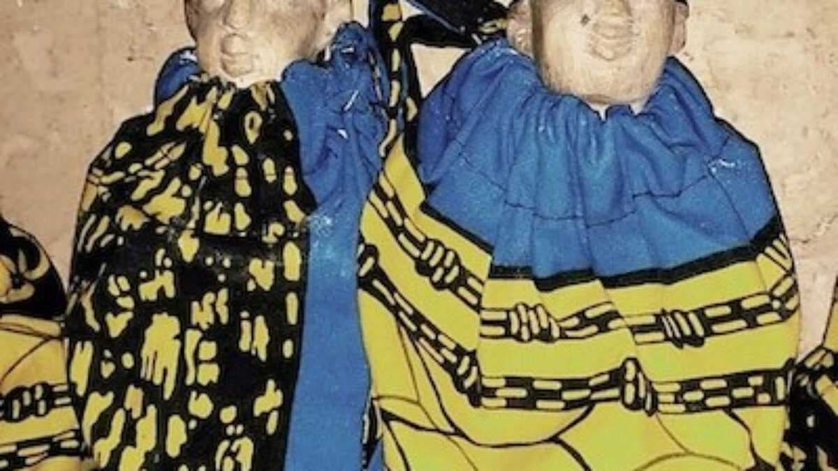 Des statuettes de jumeaux