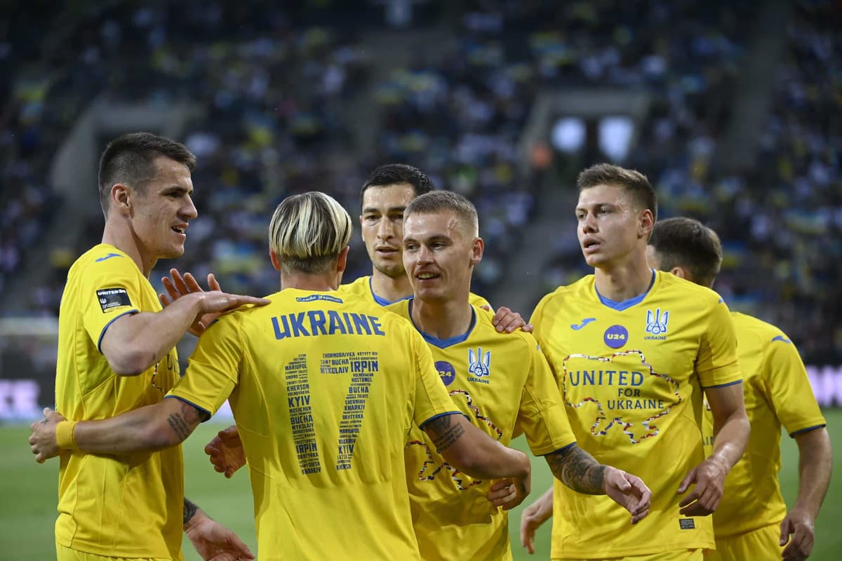 des footballeurs ukrainiens lors d'un match de football