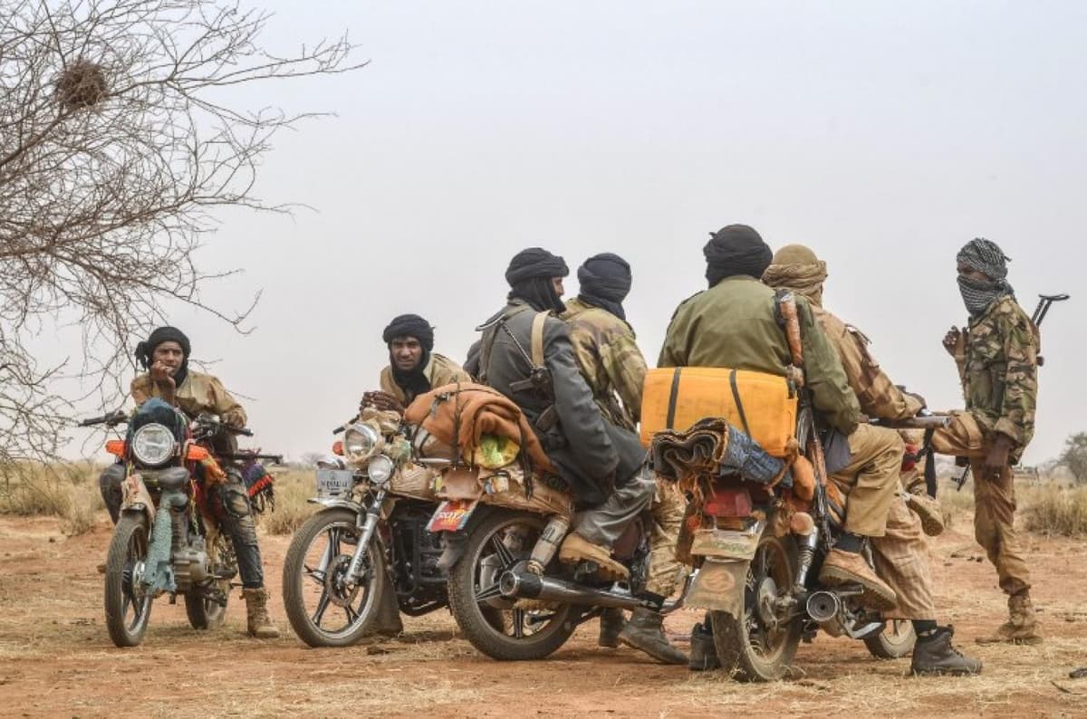 Les combattants du Mouvement pour le salut de l’Azawad patrouillent le long de la frontière entre le Mali et le Niger, dans la zone déserte de la région de Ménaka, le 4 février 2018 (AFP)
