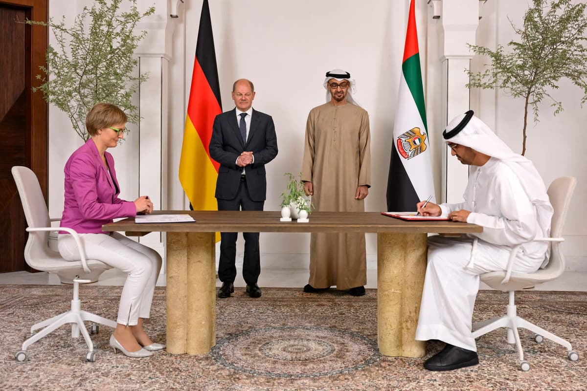 Le président des Émirats arabes unis, Sheikh Mohammed bin Zayed Al Nahyan, et le chancelier allemand Olaf Scholz supervisent la signature d'un accord sur la sécurité énergétique et l'accélération de l'industrie Ã  Abu Dhabi, EAU, le 25 septembre 2022. (Photo Reuters)