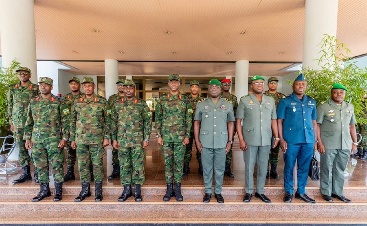 Le chef d'état-major des armées béninoises, le général de brigade Fructueux Candide Ahodegnon GBAGUIDI et sa suite au quartier général des Forces rwandaises de défense, 23 juillet 2022. Il st avec le chef d'état-major des armées des FDR, le général Jean Bosco Kazura.