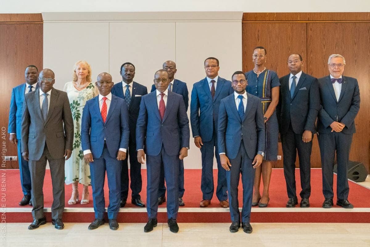 Patrice Talon entouré des membres du collège de l'ARS