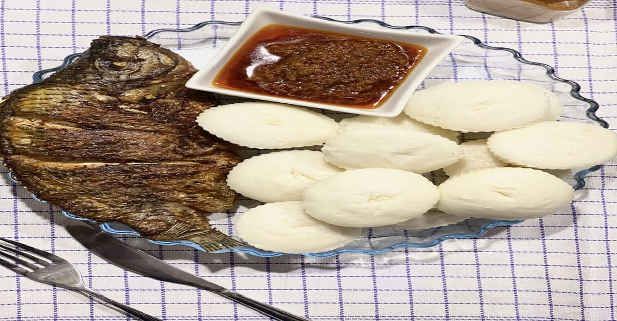 un plat de ablo accompagné d'un poisson carpe braisé avec du jus de tomate