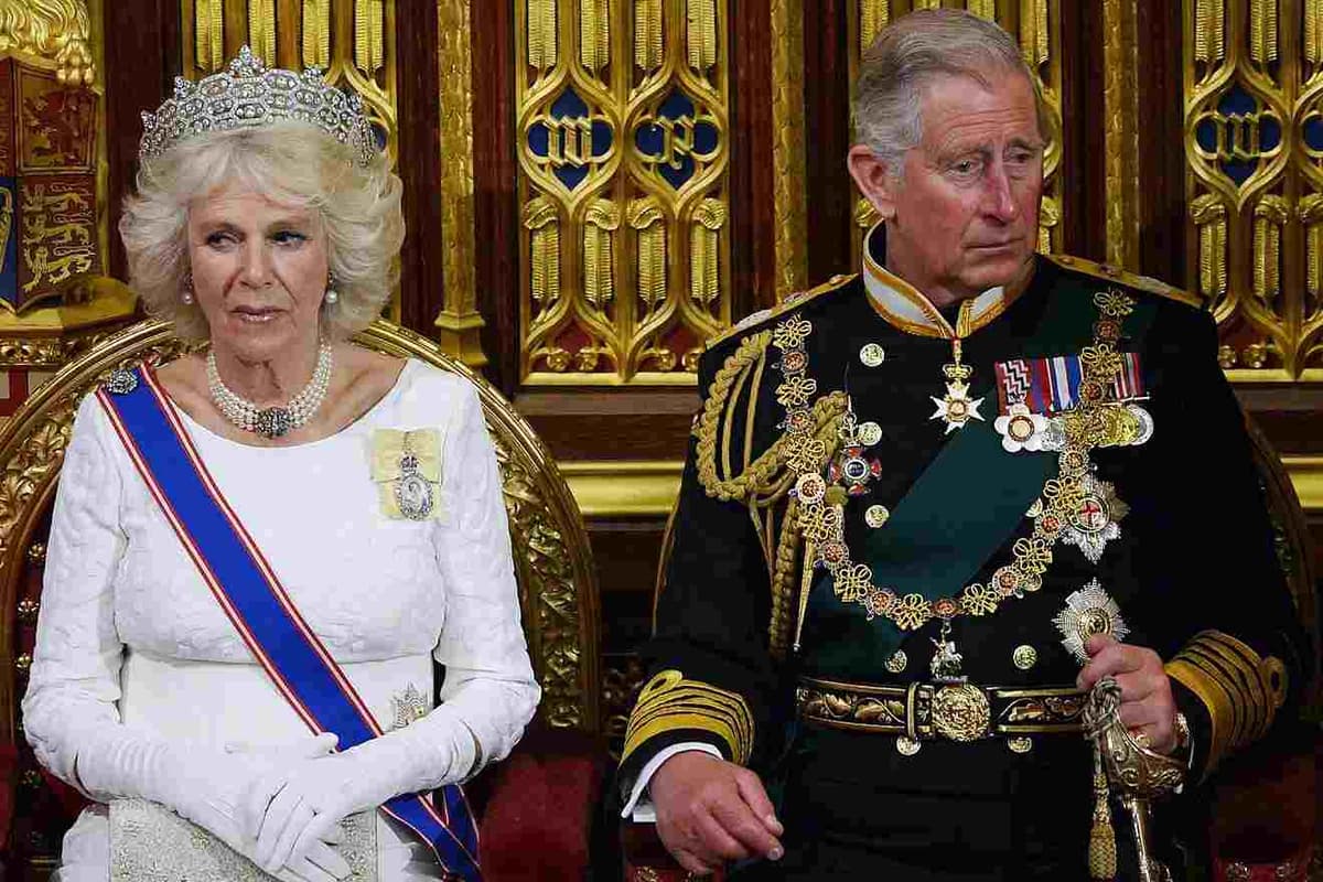 Charles III et Camilla posent ensemble, souriants, lors d'un événement officiel.