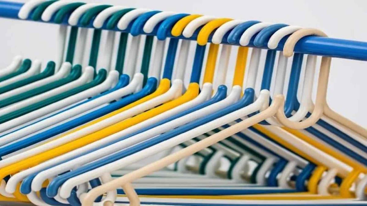 un lot de cintre en plastique