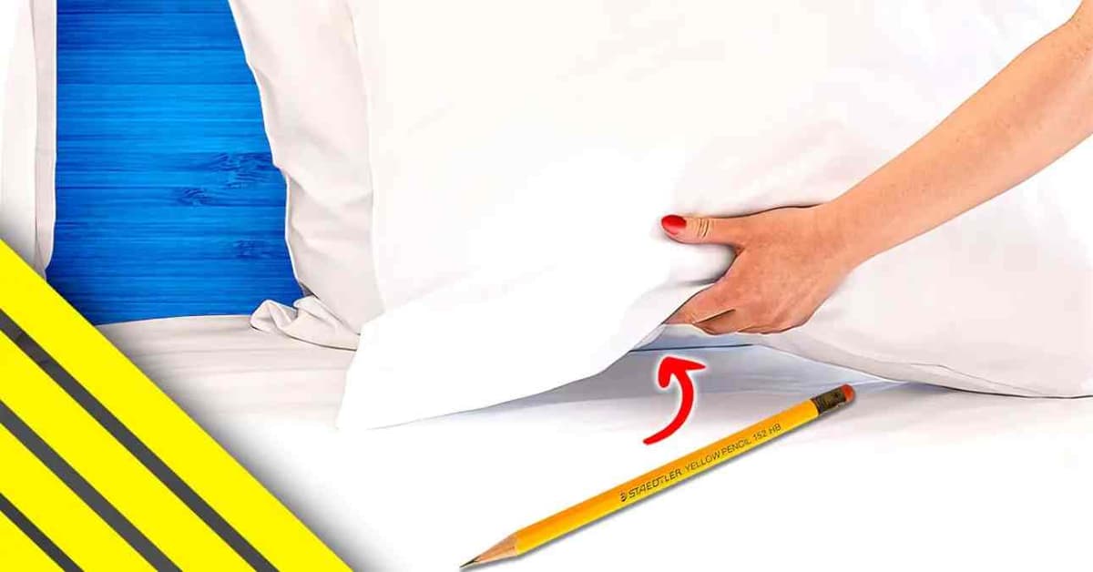 Crayon à papier posé sous un oreiller, symbole de créativité nocturne.