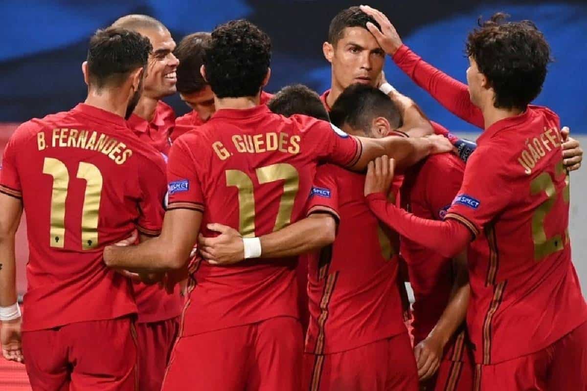 Des joueurs du Portugal qui célèbre un but