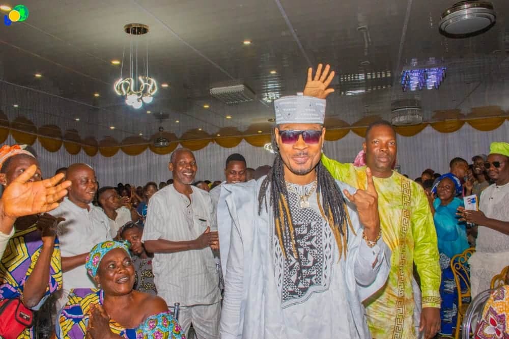 Arrivée de Théodore Gougounon, alias GG Lapino, Ã  la cérémonie d'adhésion