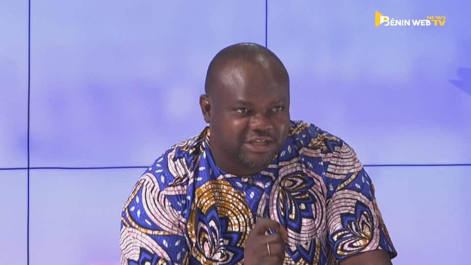 Kamar Ouassagari lors des législatives 2023 au Bénin, présentant sa candidature.