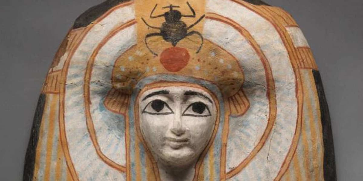 Visage peint d'un cercueil égyptien en bois, daté de 945-712 av. J.-C., valeur estimée à 6 500 $.
