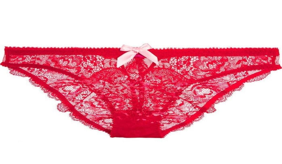 un slip rouge avec un noeud devant