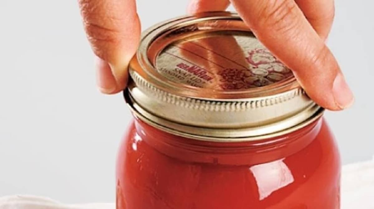un bocal en verre contenant de la tomate