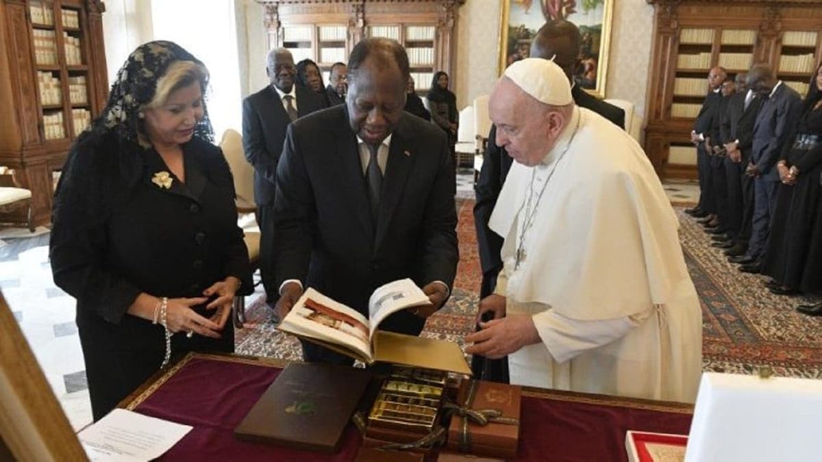 Vatican: Alassane Ouattara et son épouse DominiqueÂ reçus parÂ le pape François