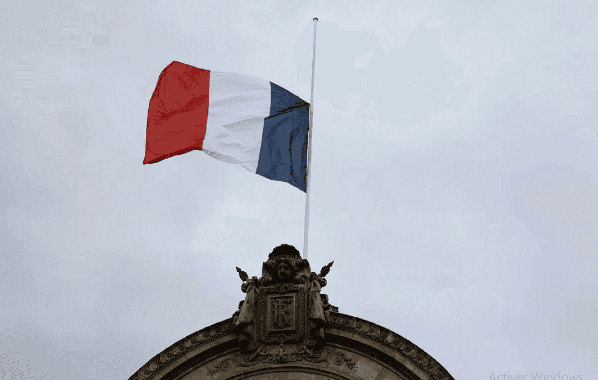 Drapeau français en berne