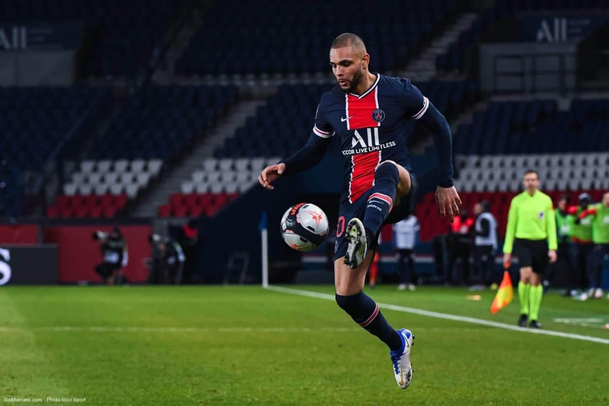 Layvin Kurzawa avec le maillot du PSG