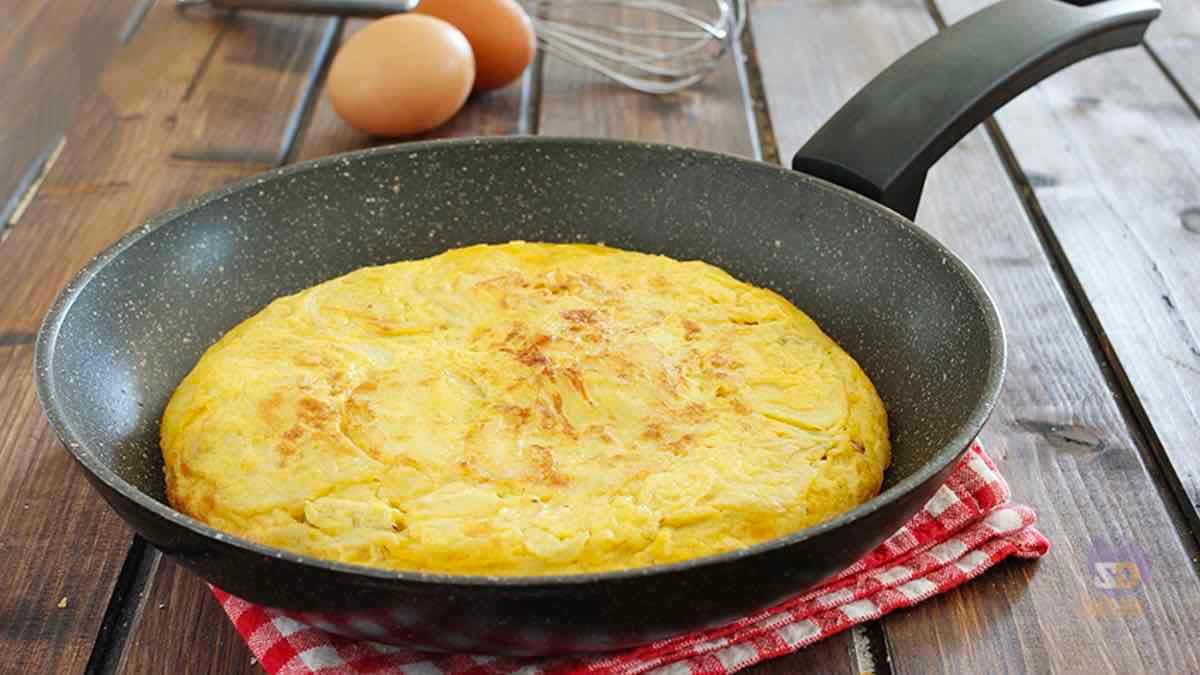 un poêle contenant une omelette d'œuf
