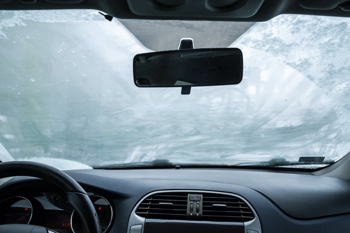 des buées sur le pare-brise d'un véhicule