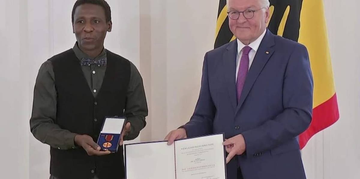 Dr Hanza Diman recevant sa distinction des mains du président fédéral Frank-Walter Steinmeier