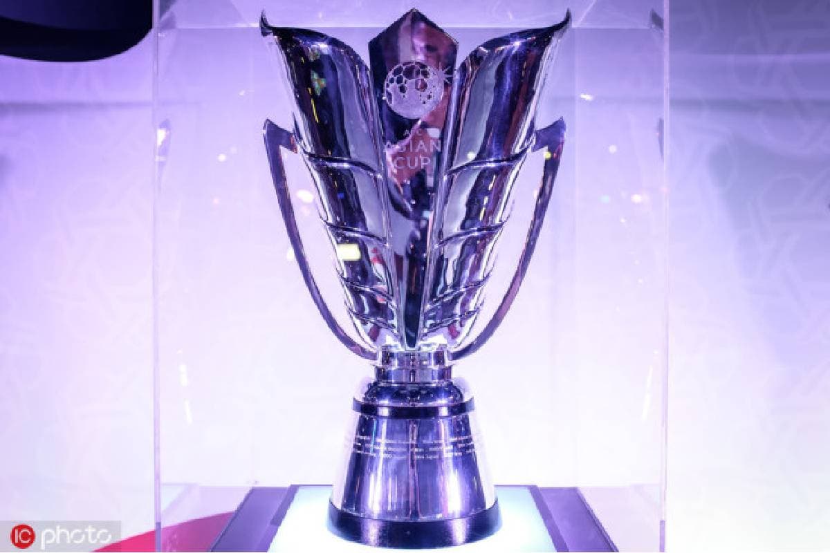 Le trophée de la Coupe d'Asie (1)